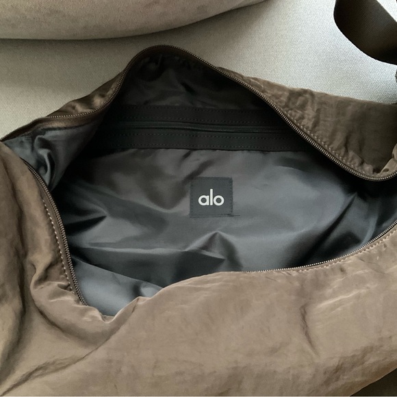 Alo Yoga Om The Go Gym Sling Bag Expresso - Picture 11 of 14